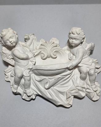 Acquasantiera da parete con angeli putti in gesso