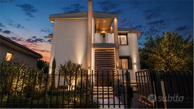 Villa con giardino e garage