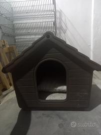 Cuccia per cani in plastica effetto legno/tegole