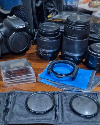 Canon eos 550d + 3 obbiettivi e accessori