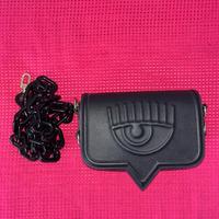 Borsa Chiara Ferragni a tracolla.