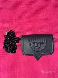 Borsa Chiara Ferragni a tracolla.
