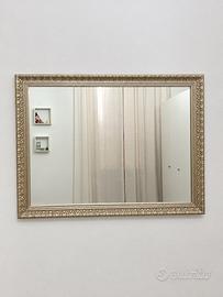 Specchio con cornice decorata