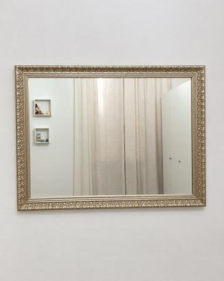Specchio con cornice decorata