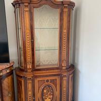 Vetrina in legno massello con intarsi