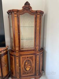 Vetrina in legno massello con intarsi