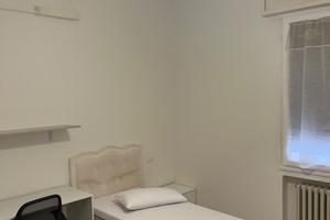 Posto letto in camera ampia e moderna