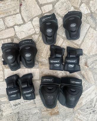 Ginocchiere e guanti da pattinaggio