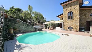 Villa a schiera Casel Velino zona collinare