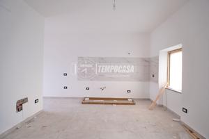 TRILOCALE COMPLETAMENTE RISTRUTTURATO CON BOX E CA