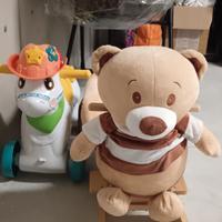 Peluche orsetto a dondolo e unicorno cavalcabile