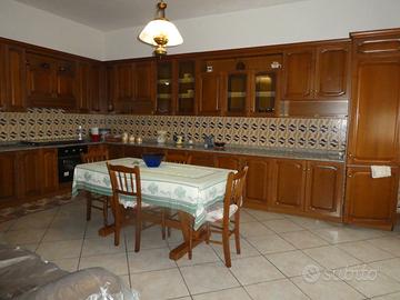 Villa bifamiliare con ingressi indipendenti