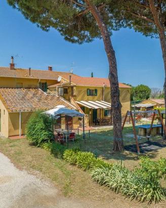 Rustico / Casale di 1000 m² con più di 5 locali a 
