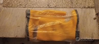 Stivali da pioggia e oggetti vari