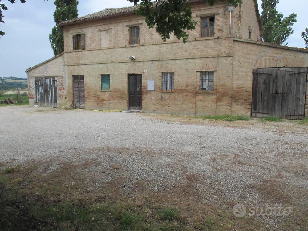 Rustico / Casale di 500 m² con più di 5 locali e b - Vista 4