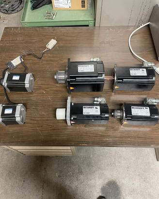 Motori brushless beckhoff e passo passo Sanmotion