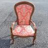 poltroncina-camera-rosa-damascato-braccioli