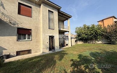 RIF. 028 - VILLA BIFAMILIARE CON GIARDINO