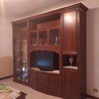 vetrina+tavolo+sedie senza televisione prezzo 700€