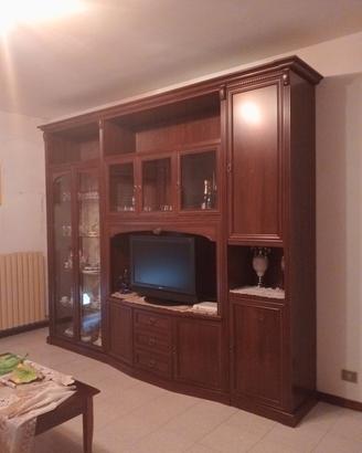 vetrina+tavolo+sedie senza televisione prezzo 700€