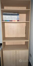 Scrivania e libreria in legno chiaro abbinate