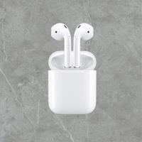Apple AirPods con custodia di ricarica tramite cav