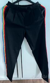 Pantaloni neri con bande arcobaleno