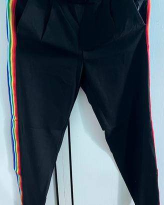 Pantaloni neri con bande arcobaleno