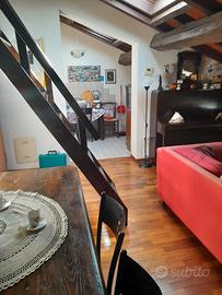 Ampio bilocale mansardato in antica corte