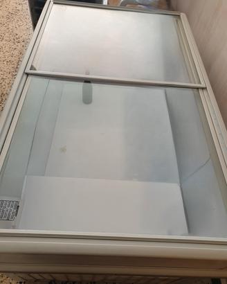 Vetrine e banchi refrigerati per gelati, surgelati