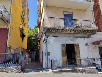 3 LOCALI A GIARDINI NAXOS