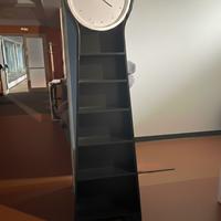 Orologio  mobile con le mensole nero