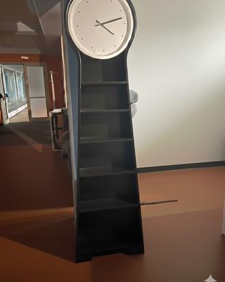 Orologio  mobile con le mensole nero