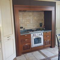 CUCINA ANGOLARE CON TOP IN PIETRA DI LUSERNA