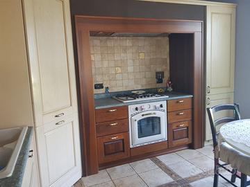 CUCINA ANGOLARE CON TOP IN PIETRA DI LUSERNA