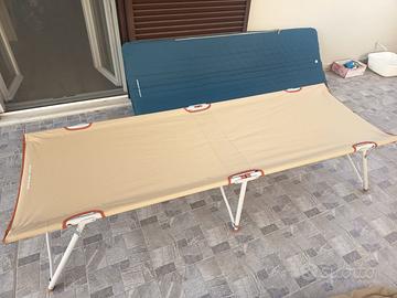 Materassino autogonfiante e lettino da campeggio