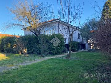 5 LOCALI A PARABIAGO