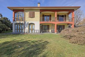 Villa di 260 m² con più di 5 locali e box auto dop
