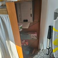 angolari in legno con ripiani in vetro