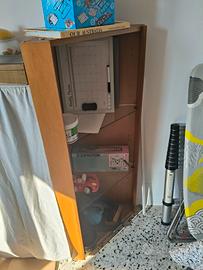 angolari in legno con ripiani in vetro