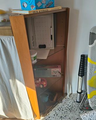 angolari in legno con ripiani in vetro