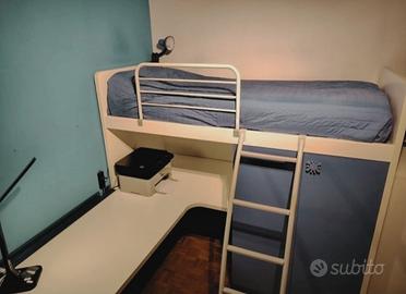Letto a soppalco con scrivania e armadio.
