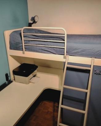 Letto a soppalco con scrivania e armadio.