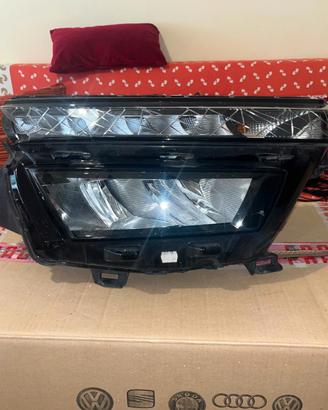Faro anteriore DX Skoda Kamiq 2023 usato