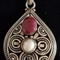 pendente vintage con radici di rubino 