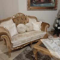 Divani con tavolino e quadro