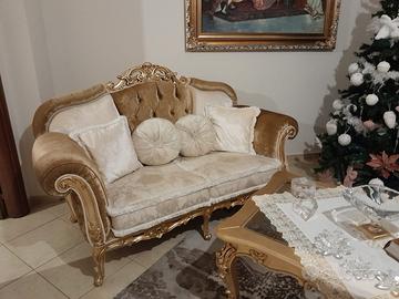 Divani con tavolino e quadro