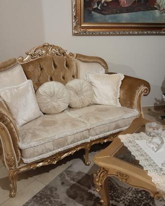 Divani con tavolino e quadro