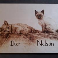 Ritratti degli animali sul legno con il pirografo