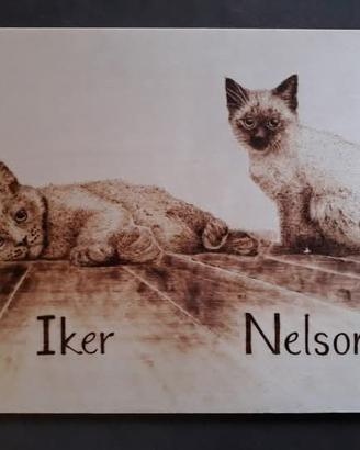 Ritratti degli animali sul legno con il pirografo